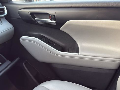 Used 2021 Toyota Highlander XLE image 22
