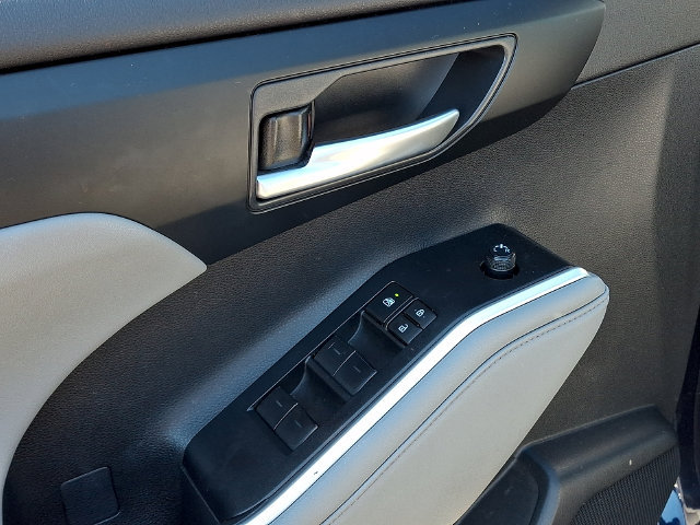 Used 2023 Toyota Highlander XLE AWD/4WD image 11