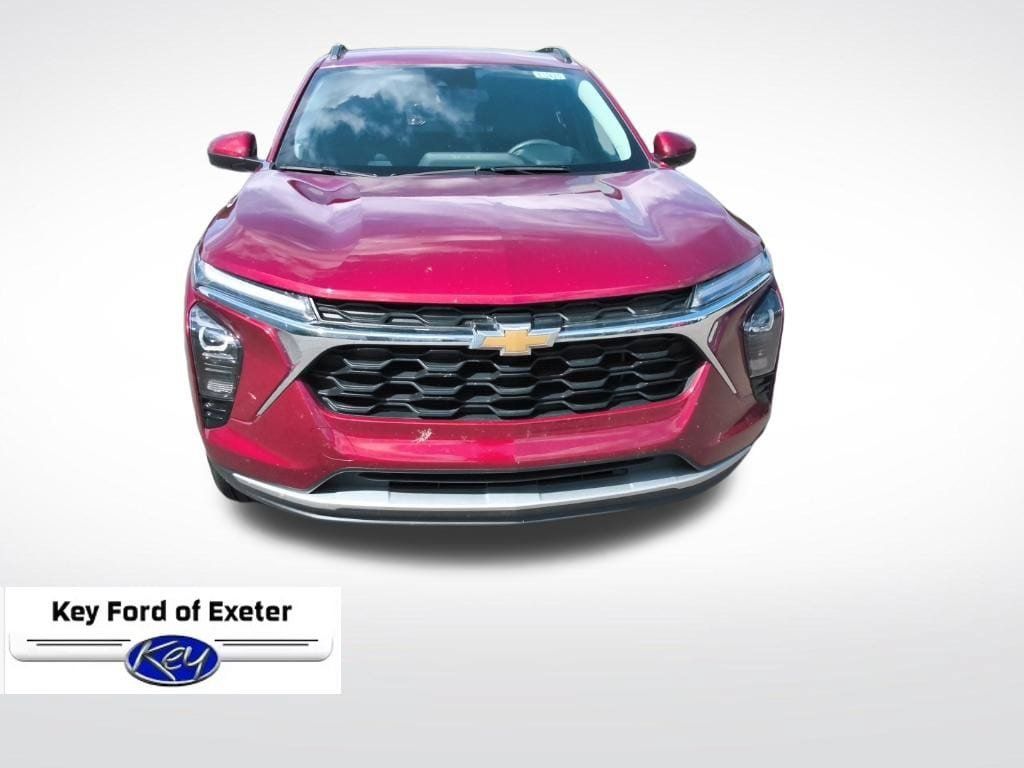 Used 2025 Chevrolet Trax LT FWD image 3