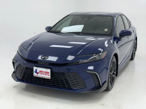 Used 2025 Toyota Camry SE w/ Convenience Package image 4