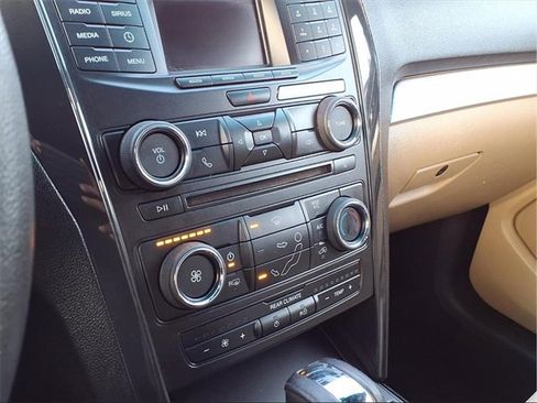 Used 2016 Ford Explorer XLT image 8