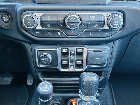 Used 2019 Jeep Wrangler Unlimited Sahara image 16