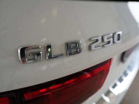 Used 2023 Mercedes-Benz GLB 250 4MATIC image 7