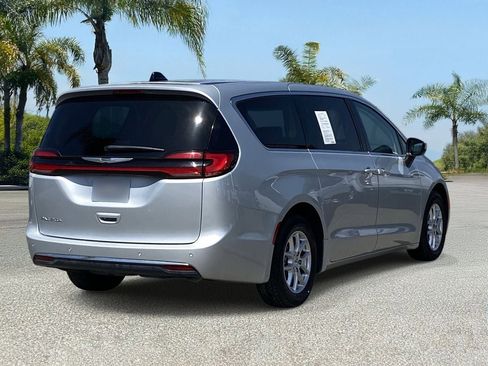 Used 2023 Chrysler Pacifica Touring-L FWD image 5
