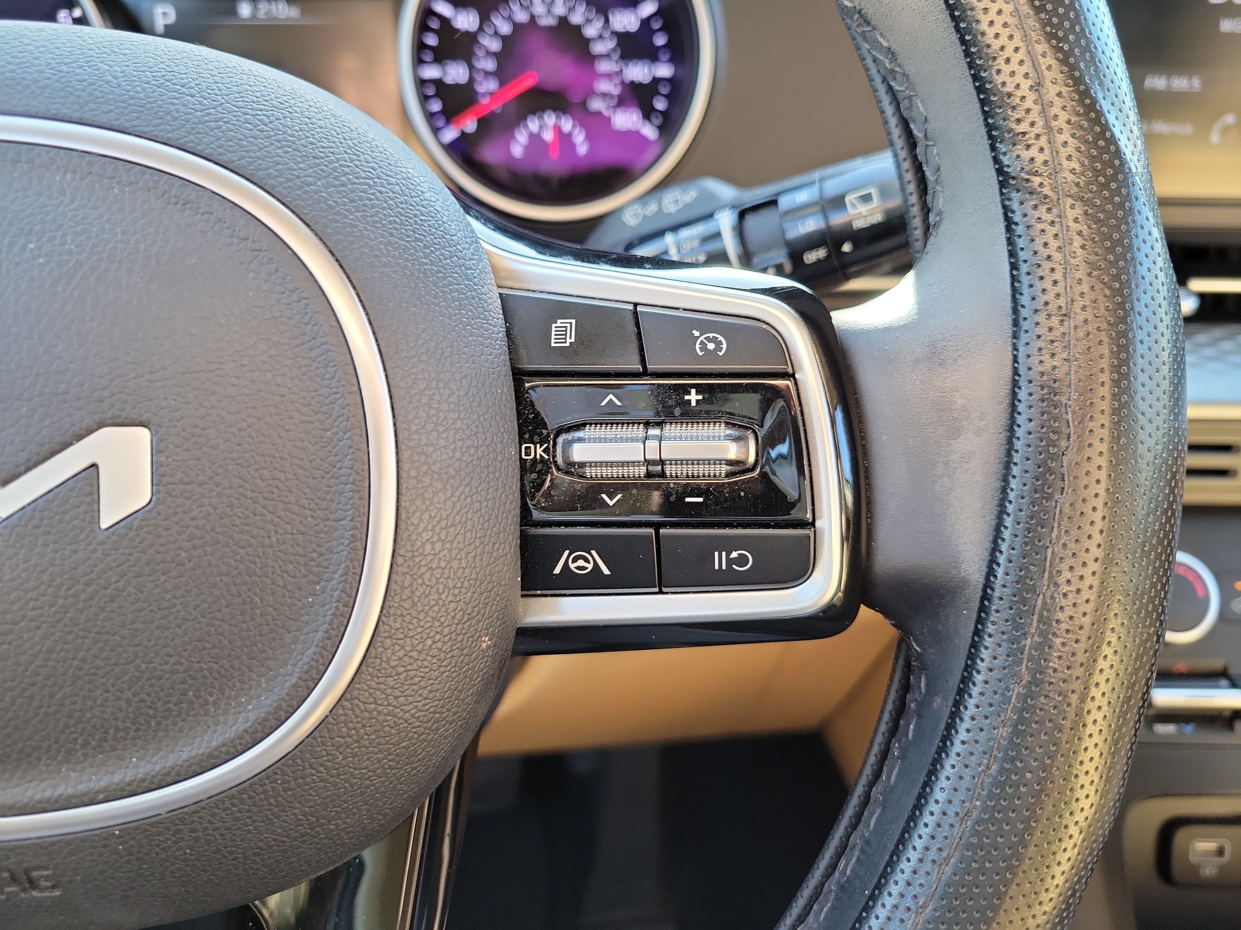 Used 2022 Kia Carnival LX FWD image 28