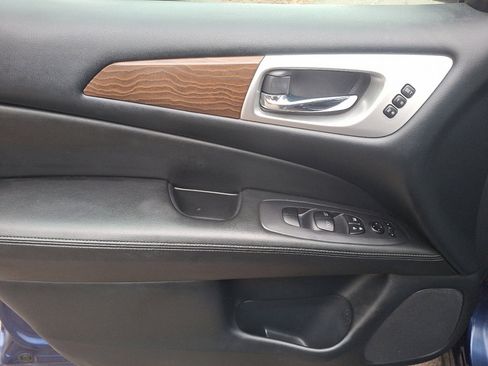 Used 2020 Nissan Pathfinder Platinum image 22
