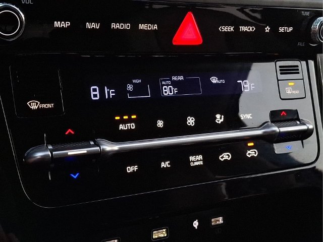Used 2024 Kia Carnival EX FWD image 12