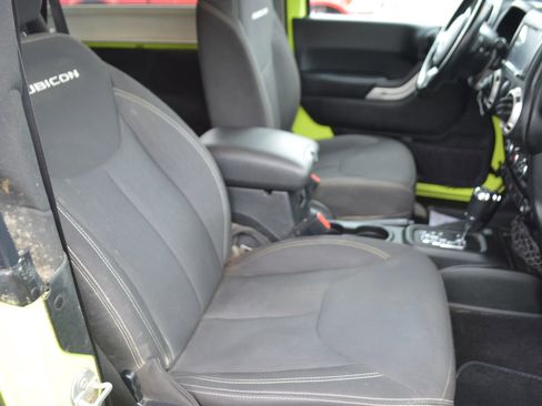 Used 2016 Jeep Wrangler Rubicon w/ Power Convenience Group image 19