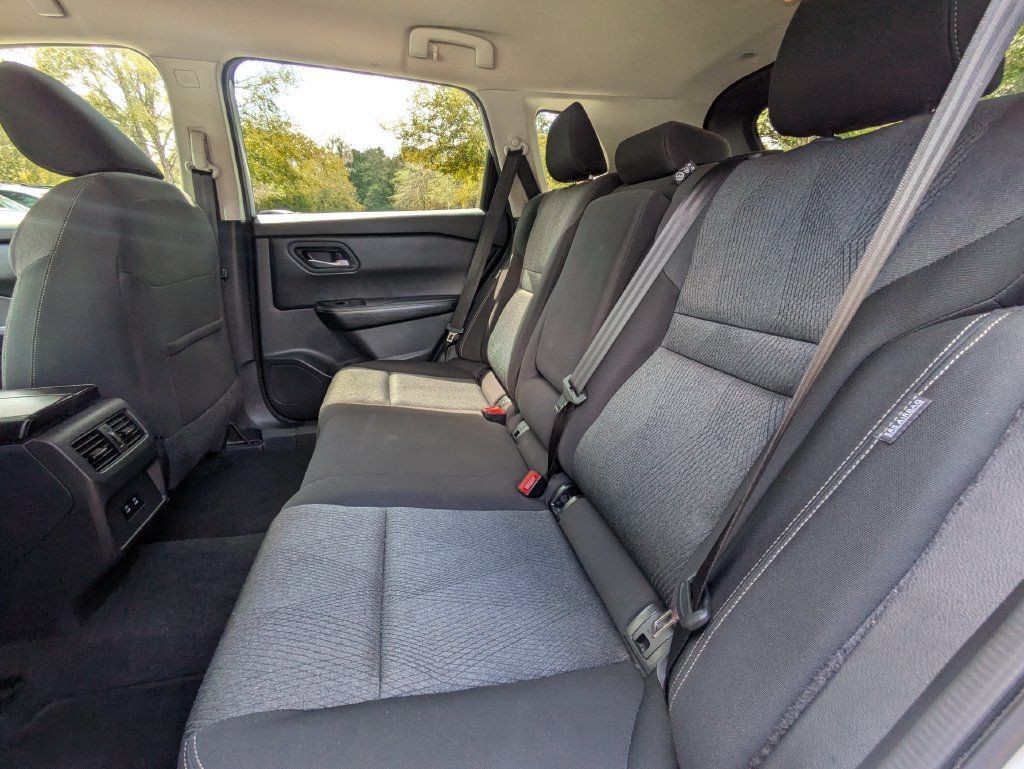 Used 2025 Nissan Rogue SV FWD image 14