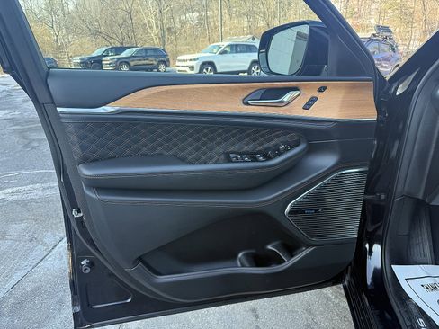 Certified 2023 Jeep Grand Cherokee Summit image 8