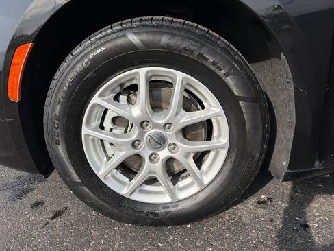 Used 2023 Chrysler Pacifica Touring-L image 25