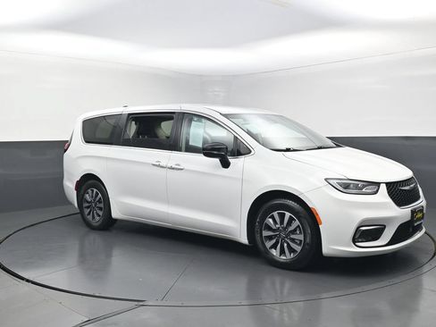 Used 2024 Chrysler Pacifica Limited FWD image 3