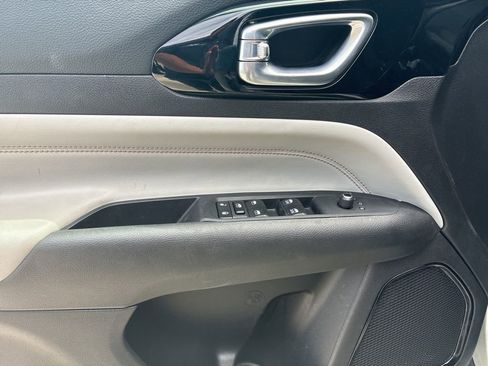 Used 2025 Jeep Compass Limited image 17