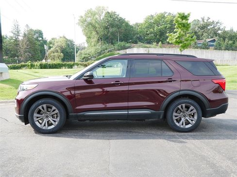 Used 2022 Ford Explorer XLT w/ Equipment Group 202A image 3