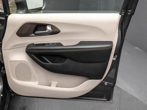 Used 2019 Chrysler Pacifica Touring Plus w/ Tire & Wheel Group image 40