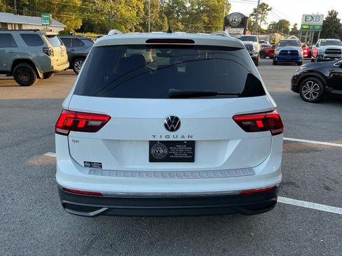 Used 2022 Volkswagen Tiguan SE w/ Panoramic Sunroof Package FWD image 5