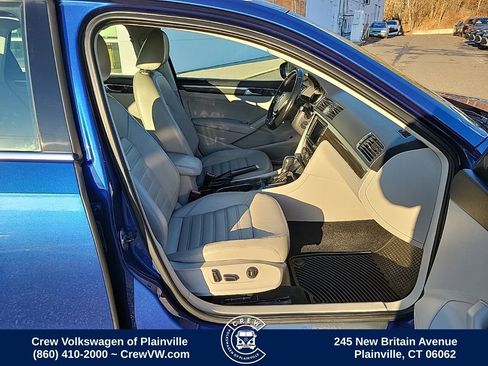 Used 2017 Volkswagen Passat 1.8T SEL Premium image 16