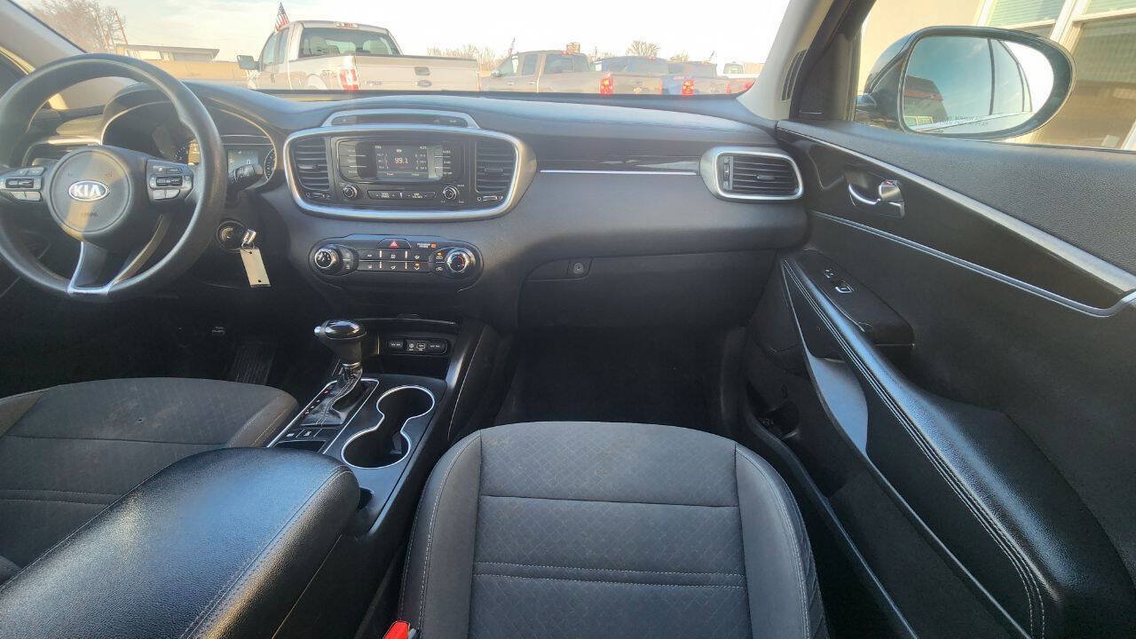 Used 2017 Kia Sorento AWD image 12