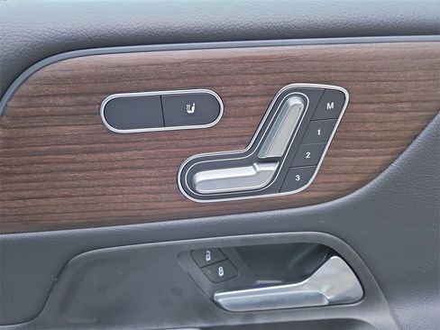 Used 2026 Mercedes-Benz GLB 250 4MATIC image 17