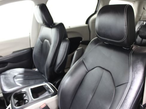 Used 2024 Chrysler Pacifica Touring-L FWD image 4