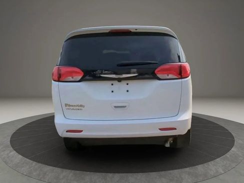 Used 2023 Chrysler Voyager LX FWD image 5