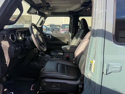 Used 2025 Jeep Gladiator Sport w/ Premium Package image 10