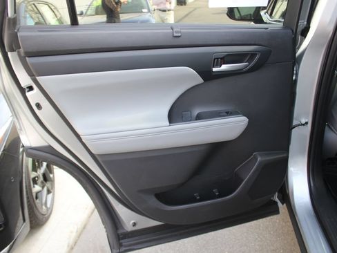 Used 2024 Toyota Highlander XLE AWD/4WD image 23