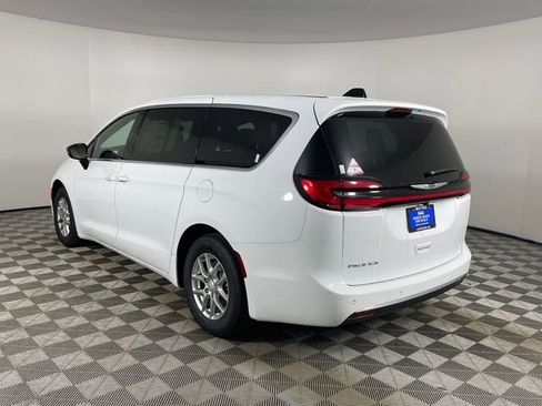 New 2026 Chrysler Pacifica Select image 5