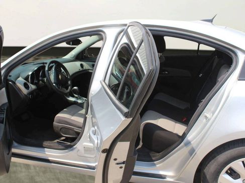 Used 2013 Chevrolet Cruze LS FWD image 7