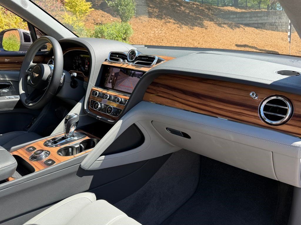 Certified 2025 Bentley Bentayga AWD/4WD image 3