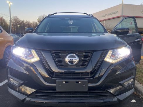 Used 2018 Nissan Rogue SV w/ Premium Package image 3