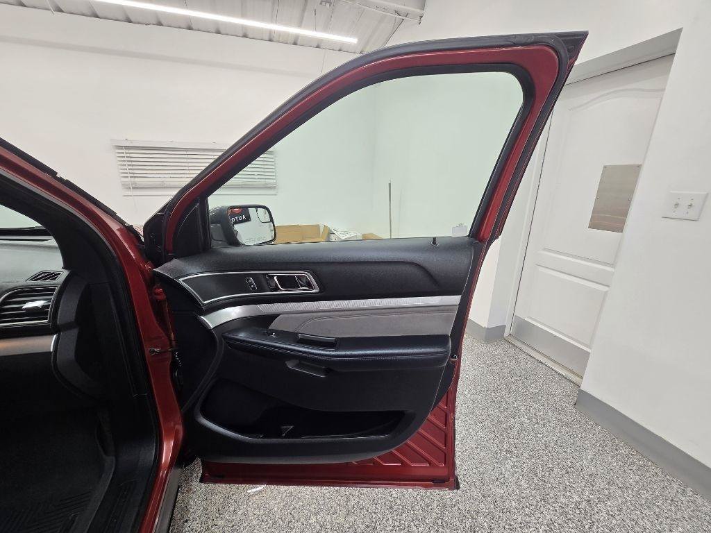 Used 2017 Ford Explorer XLT w/ Equipment Group 202A FWD image 28