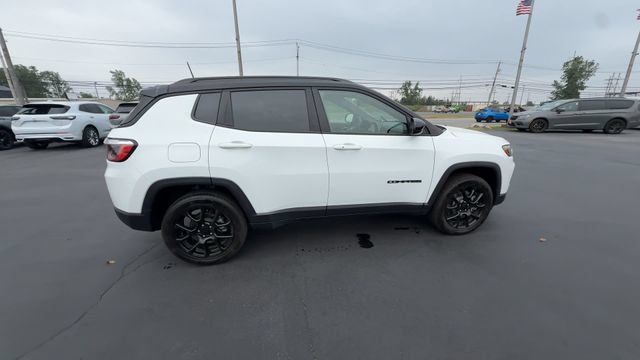 Used 2023 Jeep Compass Latitude w/ Convenience Group AWD/4WD image 9