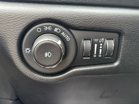 Used 2023 Chrysler Pacifica Touring-L w/ S Appearance Package FWD image 17