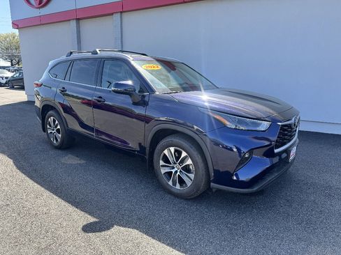 Used 2022 Toyota Highlander XLE AWD/4WD image 4