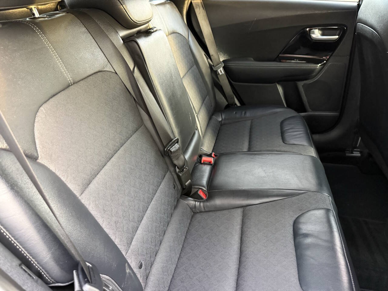 Used 2018 Kia Niro EX FWD image 11