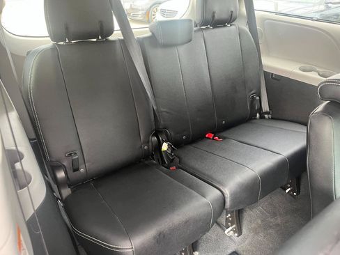 Used 2019 Toyota Sienna SE w/ SE Preferred Package FWD image 22