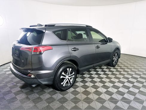 Used 2018 Toyota RAV4 LE FWD image 9