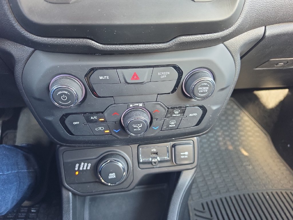 Used 2018 Jeep Renegade Latitude AWD/4WD image 23
