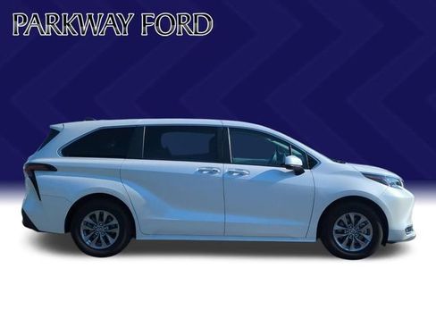 Used 2023 Toyota Sienna XLE FWD image 6