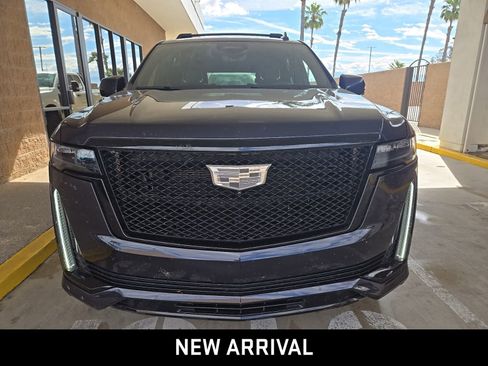 Used 2024 Cadillac Escalade Sport w/ LPO, ONYX Package image 2