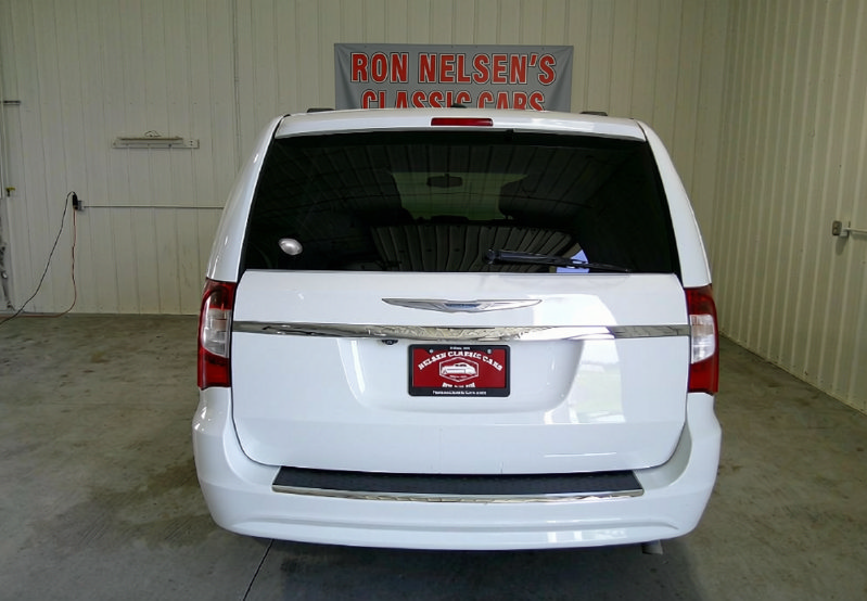Used 2014 Chrysler Town & Country Touring FWD image 7