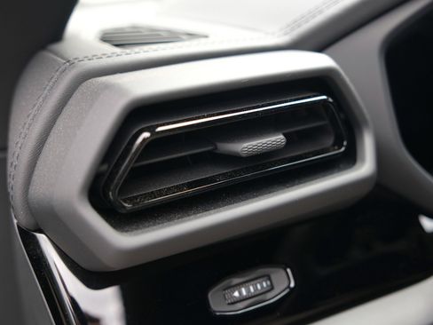 Used 2025 Lamborghini Urus SE image 23