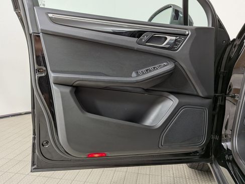 Certified 2025 Porsche Macan AWD/4WD image 13