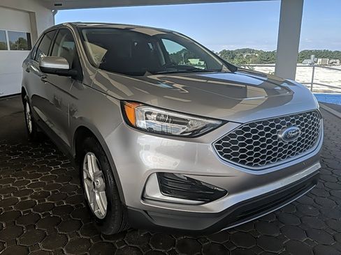 Used 2023 Ford Edge SEL image 3