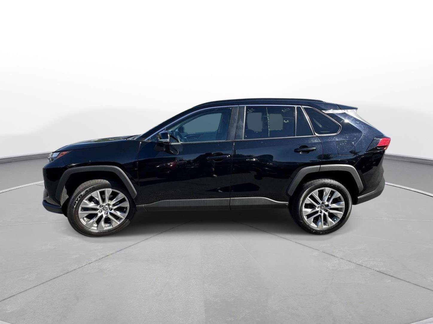 Used 2022 Toyota RAV4 XLE Premium FWD image 9