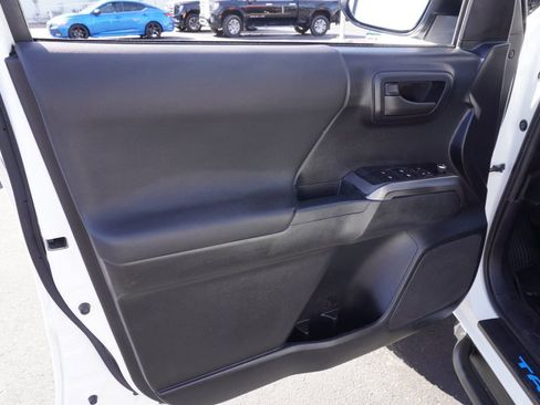 Used 2018 Toyota Tacoma TRD Off-Road w/ Technology Package image 15