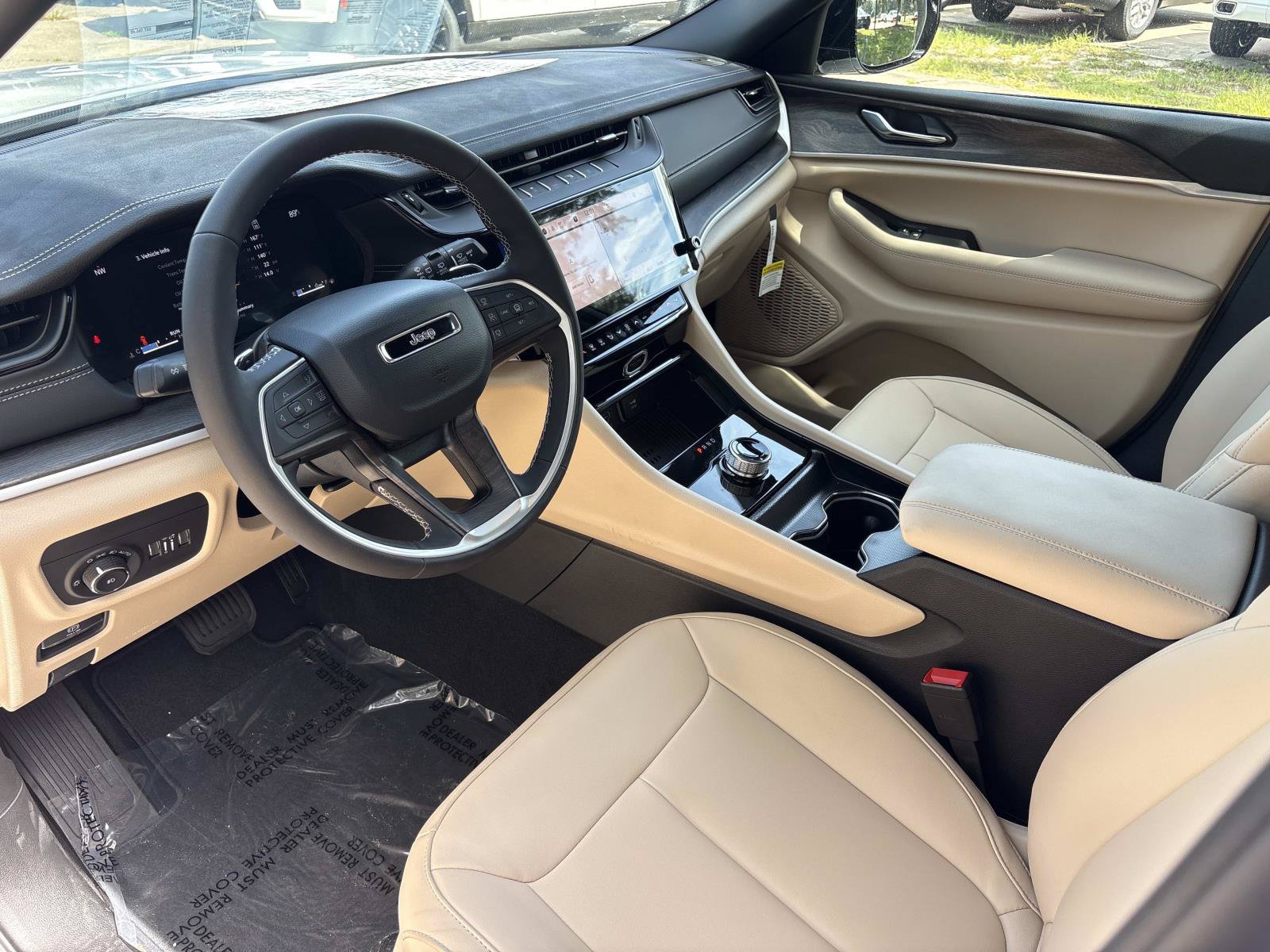 New 2027 Jeep Grand Cherokee Limited RWD image 21