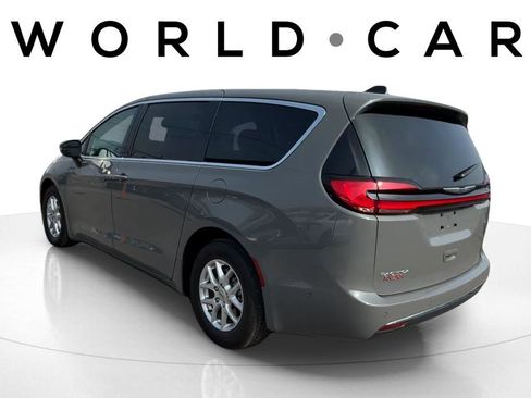 Used 2023 Chrysler Pacifica Touring-L image 5