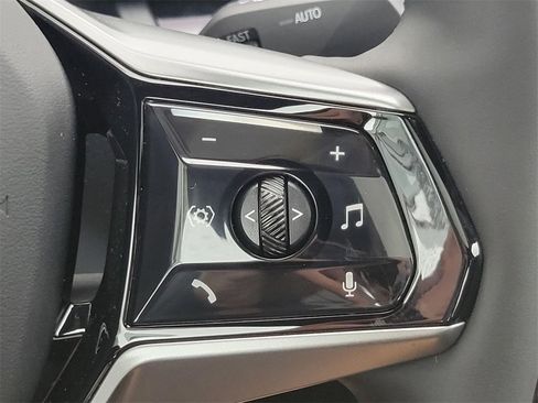 Used 2025 BMW i5 xDrive40 w/ Premium Package image 12